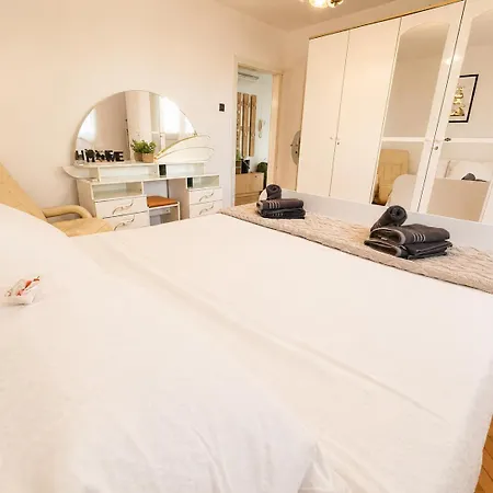 Luna Center - 2 Balconies & 3 Ac * Split
