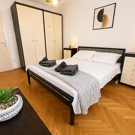 Luna Center - 2 Balconies & 3 Ac